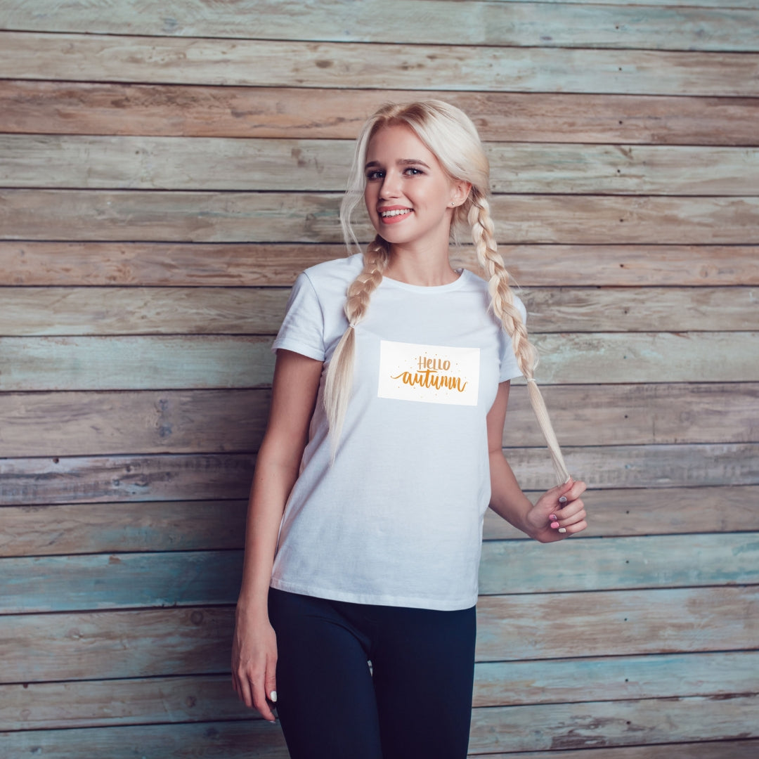 Tricou Kiskedves Hello Autumn cu textul portocaliu scris de mână Hello autumn și puncte mici, pe tricou alb.