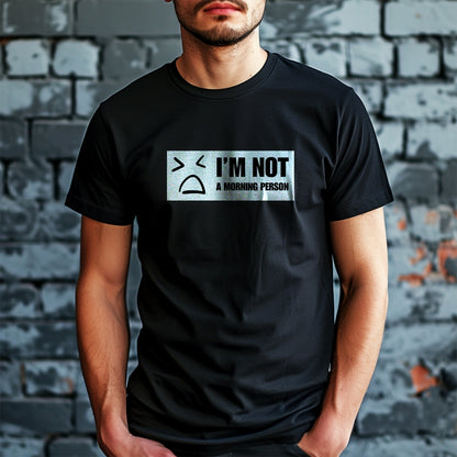 Tricou Kiskedves I'm not a morning person cu o figură desenată îmbufnată și textul I'M NOT A MORNING PERSON, pe tricou negru.