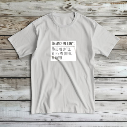 Tricou Kiskedves To make me happy cu o listă de patru rânduri despre cafea, într-un chenar liniar, fotografiat întins.