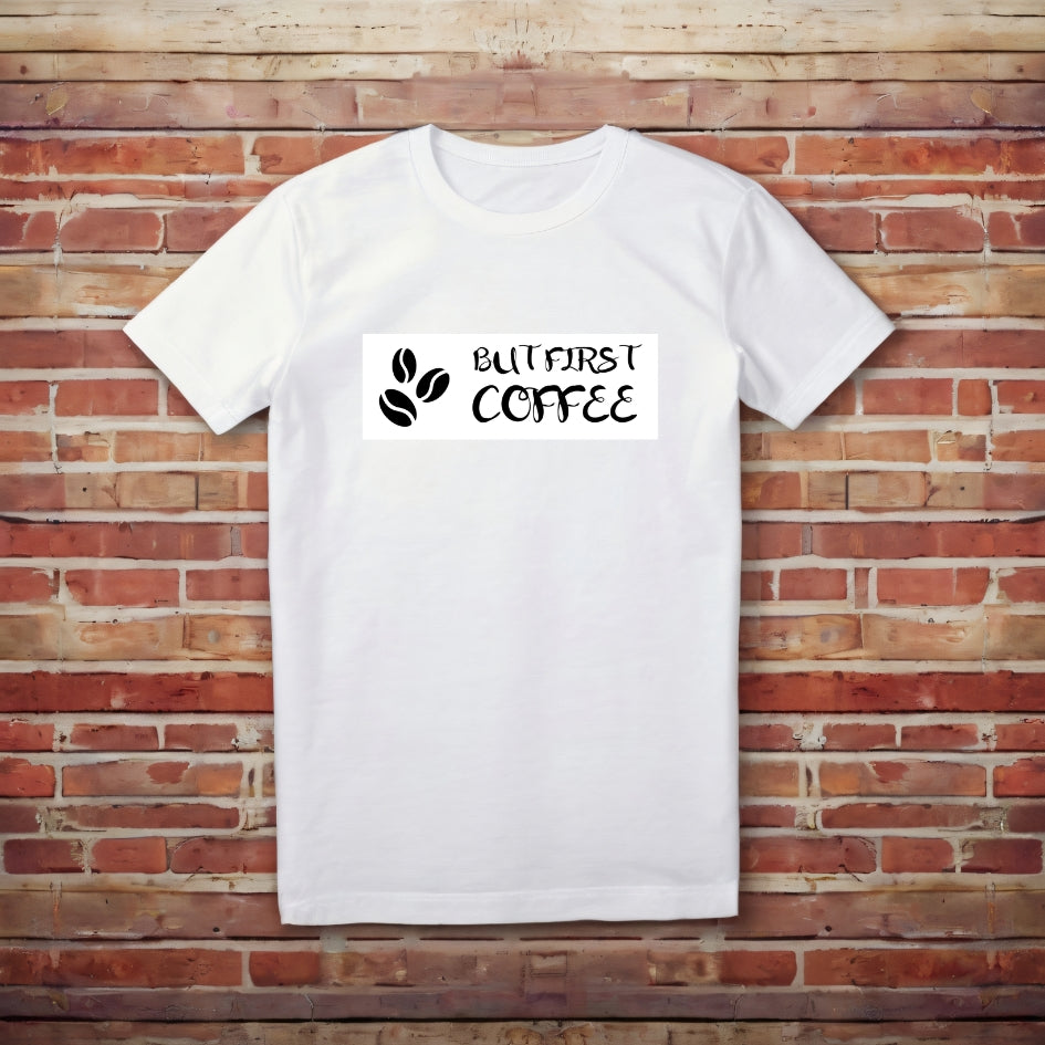 Tricou Kiskedves But first coffee cu textul simplu BUT FIRST COFFEE și două boabe de cafea, fotografiat întins.