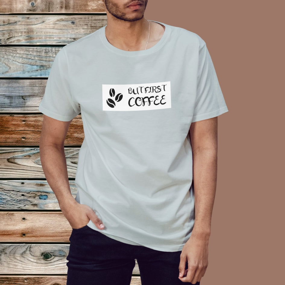 Tricou Kiskedves But first coffee cu textul simplu BUT FIRST COFFEE și două boabe de cafea, purtat, în prim-plan.