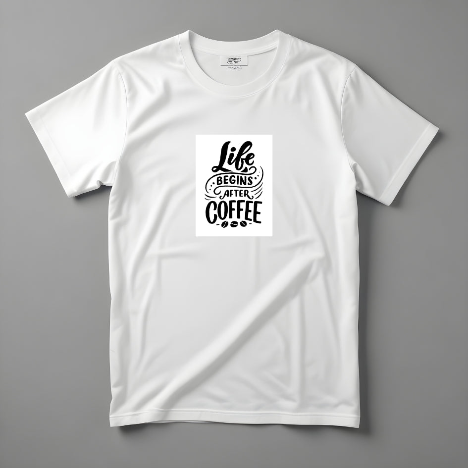 Tricou Kiskedves Life begins after coffee cu un text ornamentat din mai multe fonturi și două boabe de cafea, fotografiat întins.