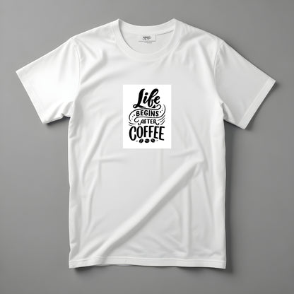 Tricou Kiskedves Life begins after coffee cu un text ornamentat din mai multe fonturi și două boabe de cafea, fotografiat întins.
