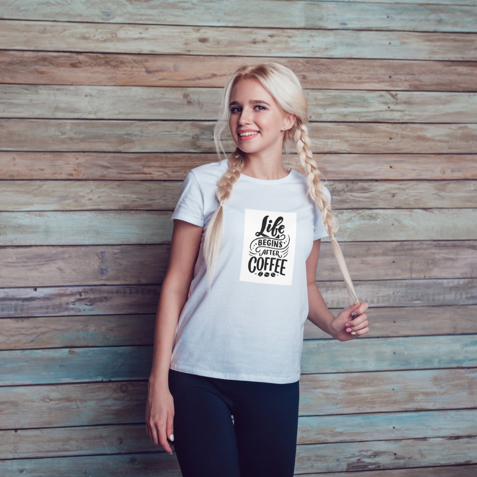Tricou Kiskedves Life begins after coffee cu un text ornamentat din mai multe fonturi și două boabe de cafea, pe tricou alb.