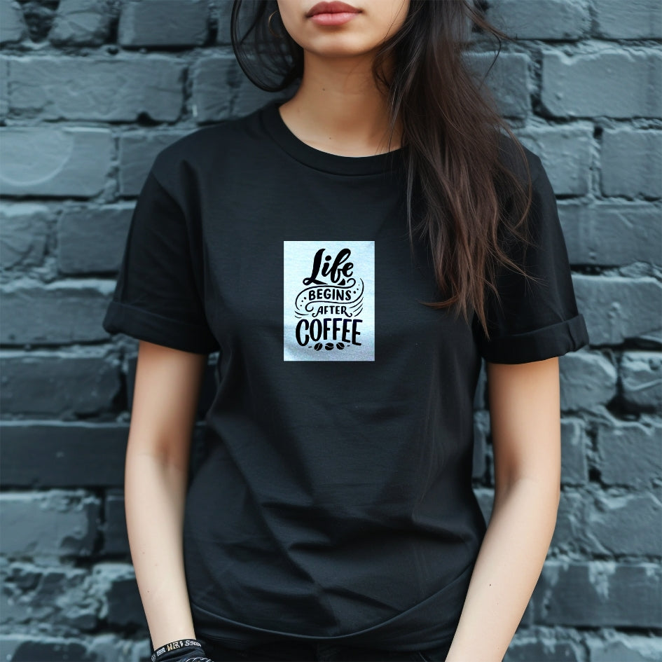Tricou Kiskedves Life begins after coffee cu un text ornamentat din mai multe fonturi și două boabe de cafea, pe tricou negru.