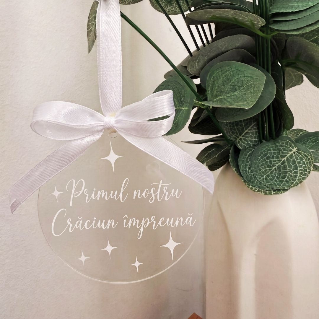 Ornament acrilic cu text alb „Primul nostru Crăciun împreună” și steluțe