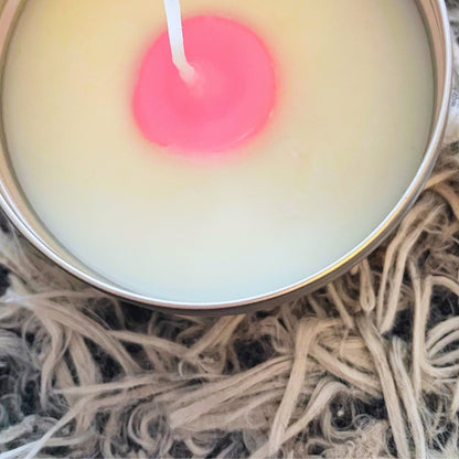 Lumânarea pentru gender reveal văzută de sus: în mijlocul cerii albe, miez roz – fetiță