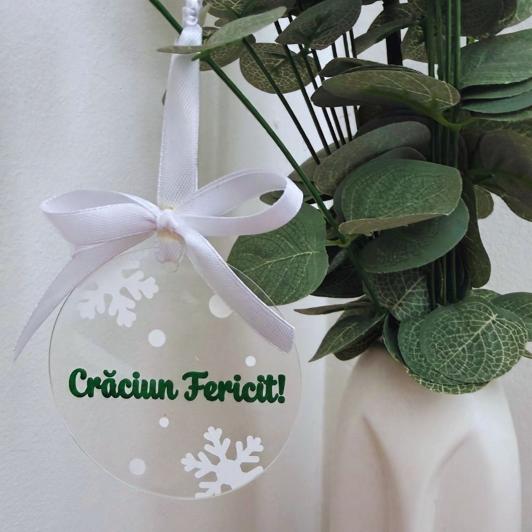 Ornament de brad din acril cu text verde „Crăciun Fericit!” și fulgi de nea albi