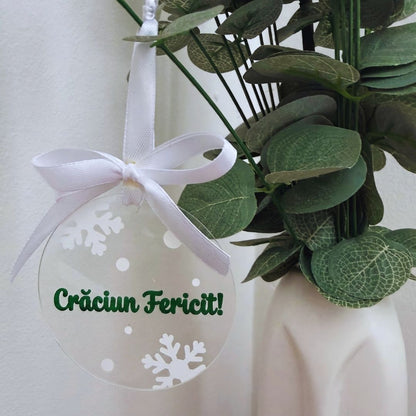 Ornament de brad din acril cu text verde „Crăciun Fericit!” și fulgi de nea albi