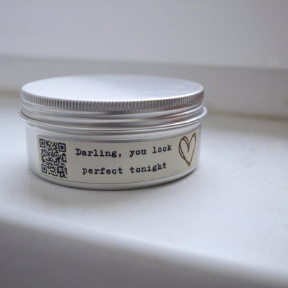 Lumânare Kiskedves „Melodică” în cutie metalică, cu cod QR și textul „Darling, you look perfect tonight” pe etichetă.