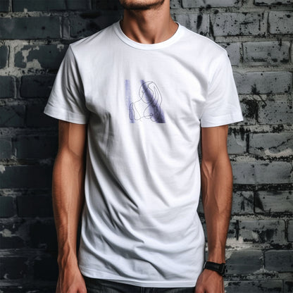 Tricou alb Kiskedves Line Art cu siluete împletite, pe un model, în fața unui zid de cărămidă închis la culoare.