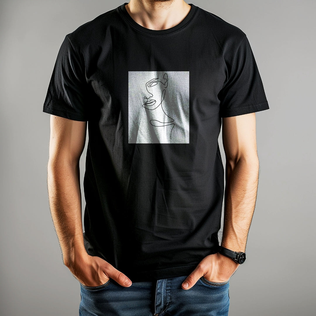 Tricou negru Kiskedves Line Art cu profil feminin, pe un model, pe fundal gri.
