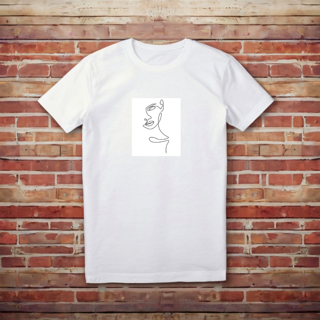Tricou alb Kiskedves Line Art întins, cu profil feminin, pe un zid de cărămidă.