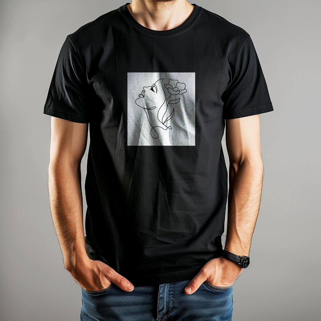 Tricou negru Kiskedves Line Art cu floare în păr, pe un model, pe fundal gri.