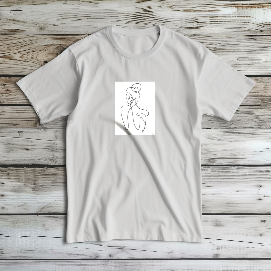 Tricou Kiskedves Line Art întins, cu siluetă din spate, pe lemn deschis la culoare.