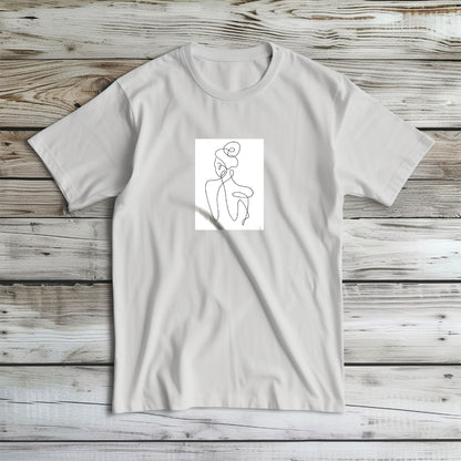 Tricou Kiskedves Line Art întins, cu siluetă din spate, pe lemn deschis la culoare.