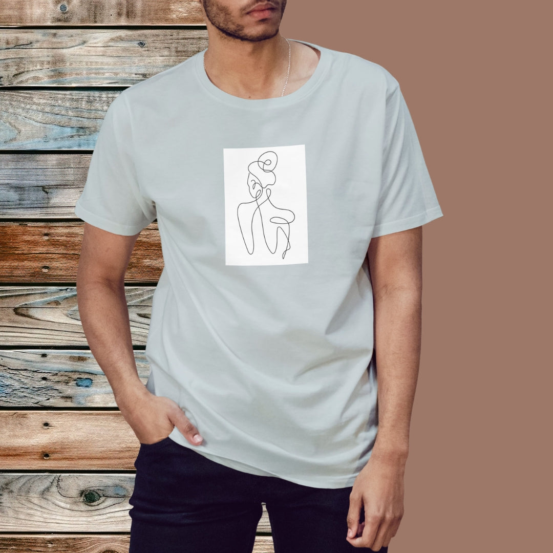 Tricou deschis la culoare Kiskedves Line Art cu siluetă din spate, pe un model, în fața unui perete de lemn.