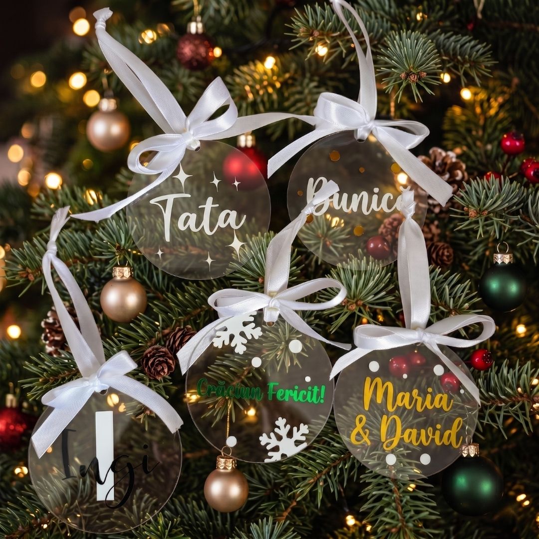 Ornamente acrilice personalizate în bradul împodobit, cu nume și mesaje