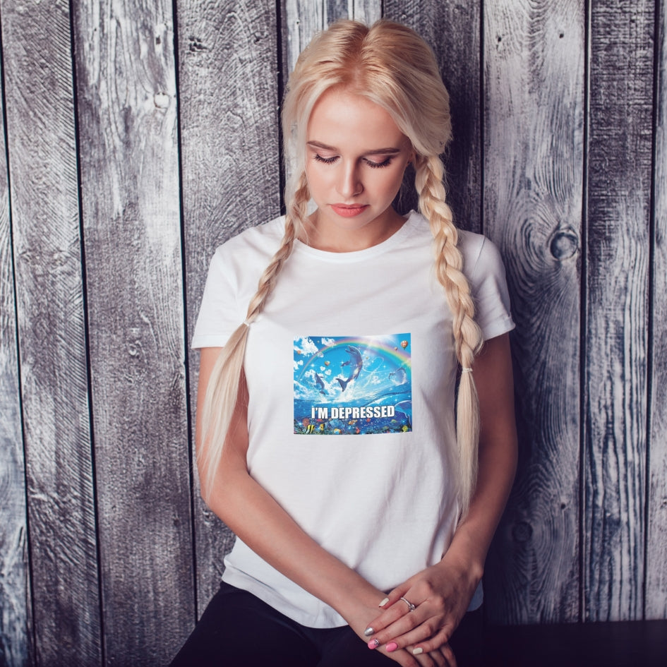 Tricou Kiskedves I'm depressed cu delfini care sar, curcubeu și textul I'M DEPRESSED, pe tricou alb.