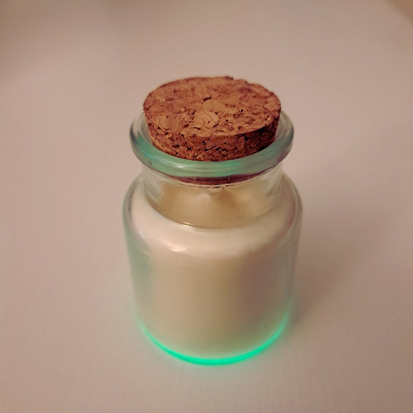 Lumânare magică Kiskedves în sticluță cu dop de plută, cu o lumină verzuie la bază
