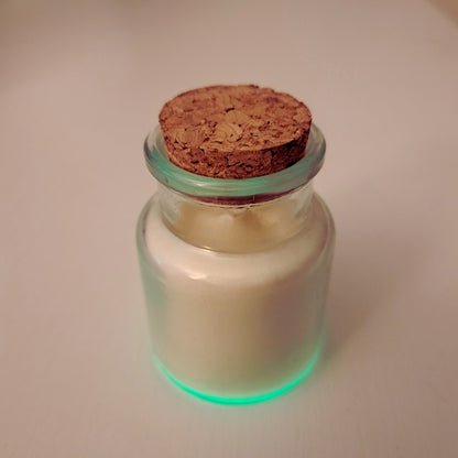 Lumânare magică Kiskedves în sticluță cu dop de plută, cu o lumină verzuie la bază