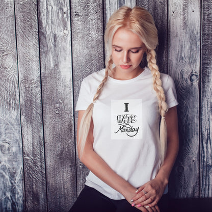Tricou Kiskedves I hate Monday cu textul alb-negru I HATE Monday, din trei fonturi diferite, pe tricou alb.