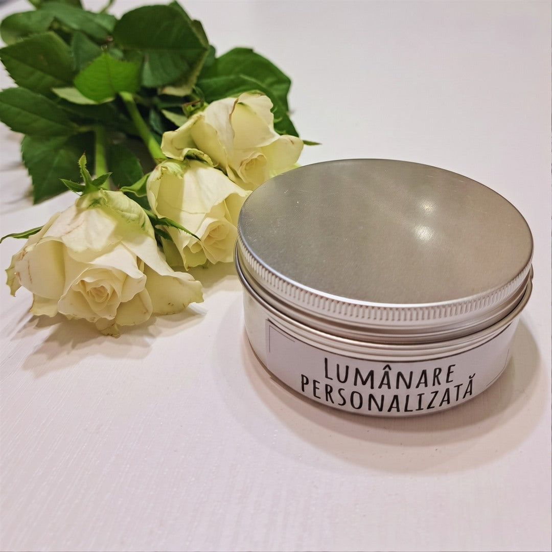 Lumânare personalizată Kiskedves în cutie metalică cu trandafiri albi
