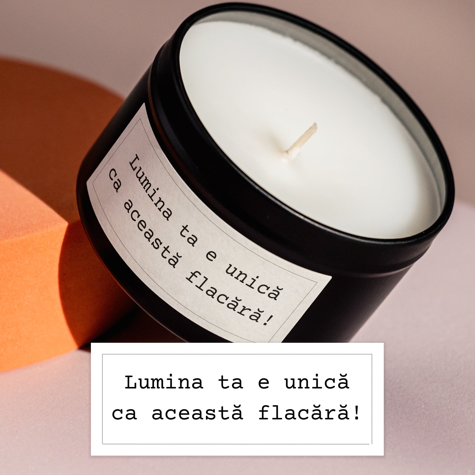 Lumânare cadou Kiskedves cu a treia etichetă și eticheta mărită alături: etichetă albă cu chenar și text de mașină de scris „Lumina ta e unică ca această flacără!”