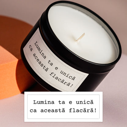 Lumânare cadou Kiskedves cu a treia etichetă și eticheta mărită alături: etichetă albă cu chenar și text de mașină de scris „Lumina ta e unică ca această flacără!”