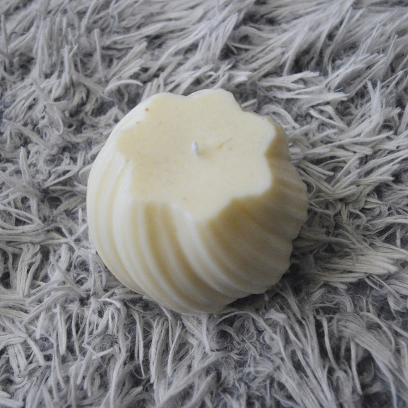 Lumânare Kiskedves Twist Glow de sus: vârf în formă de floare, cu fitilul în mijloc.