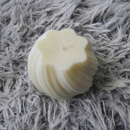 Lumânare Kiskedves Twist Glow de sus: vârf în formă de floare, cu fitilul în mijloc.