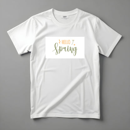 Tricou Kiskedves Hello Spring cu textul scris de mână, verde și auriu, HELLO spring și frunzulițe mici, fotografiat întins.