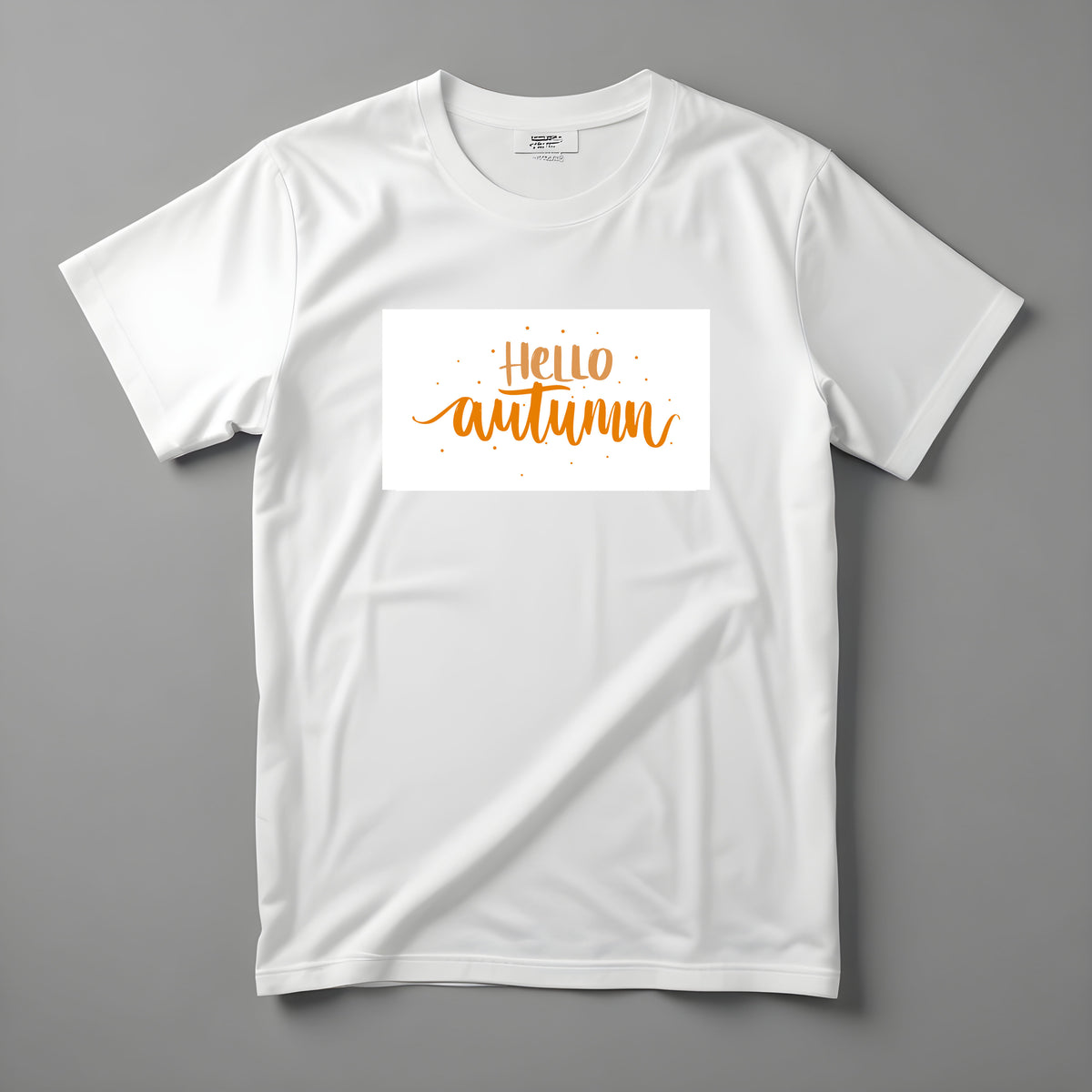 Tricou Kiskedves Hello Autumn cu textul portocaliu scris de mână Hello autumn și puncte mici, fotografiat întins.