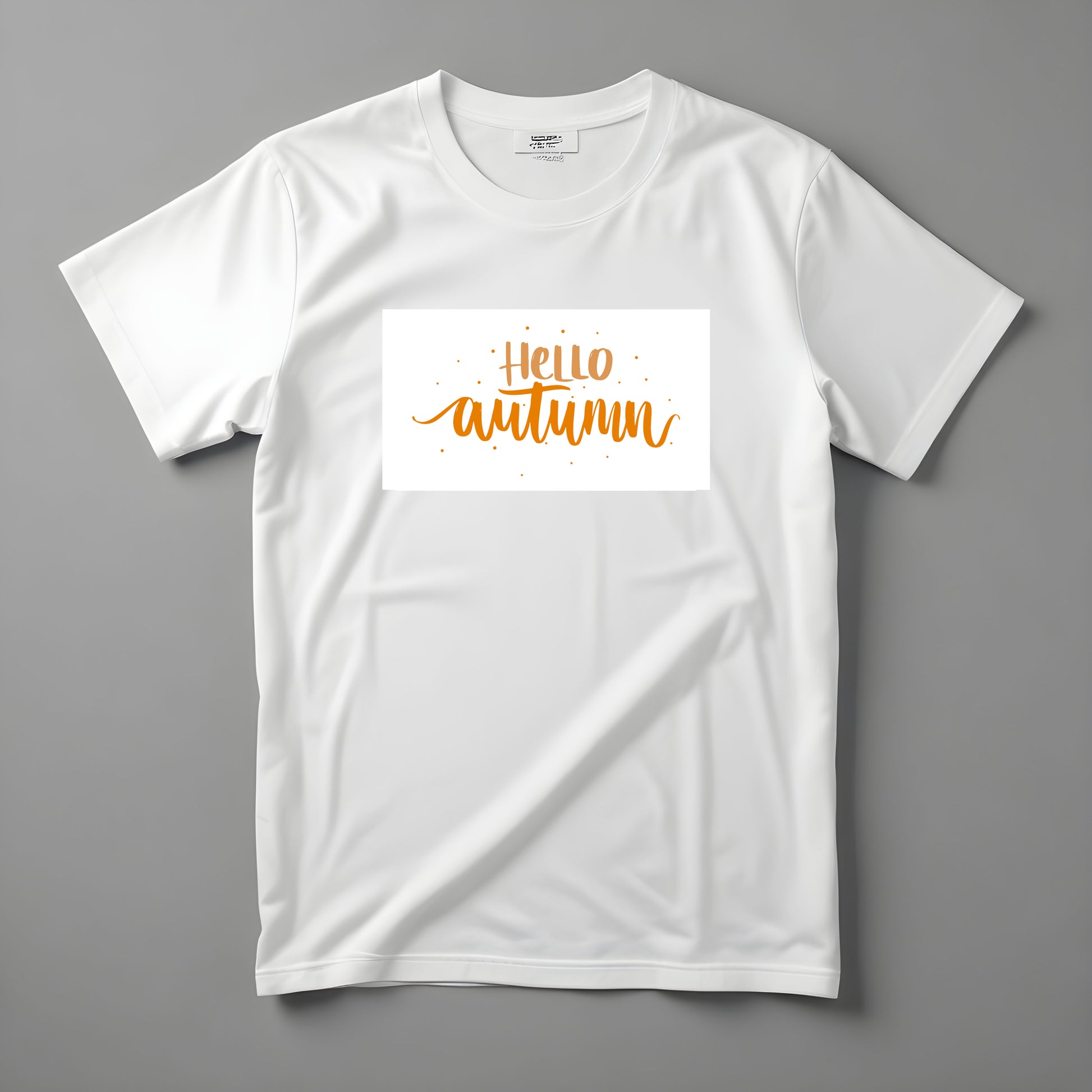 Tricou Kiskedves Hello Autumn cu textul portocaliu scris de mână Hello autumn și puncte mici, fotografiat întins.