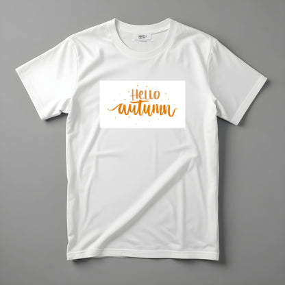Tricou Kiskedves Hello Autumn cu textul portocaliu scris de mână Hello autumn și puncte mici, fotografiat întins.