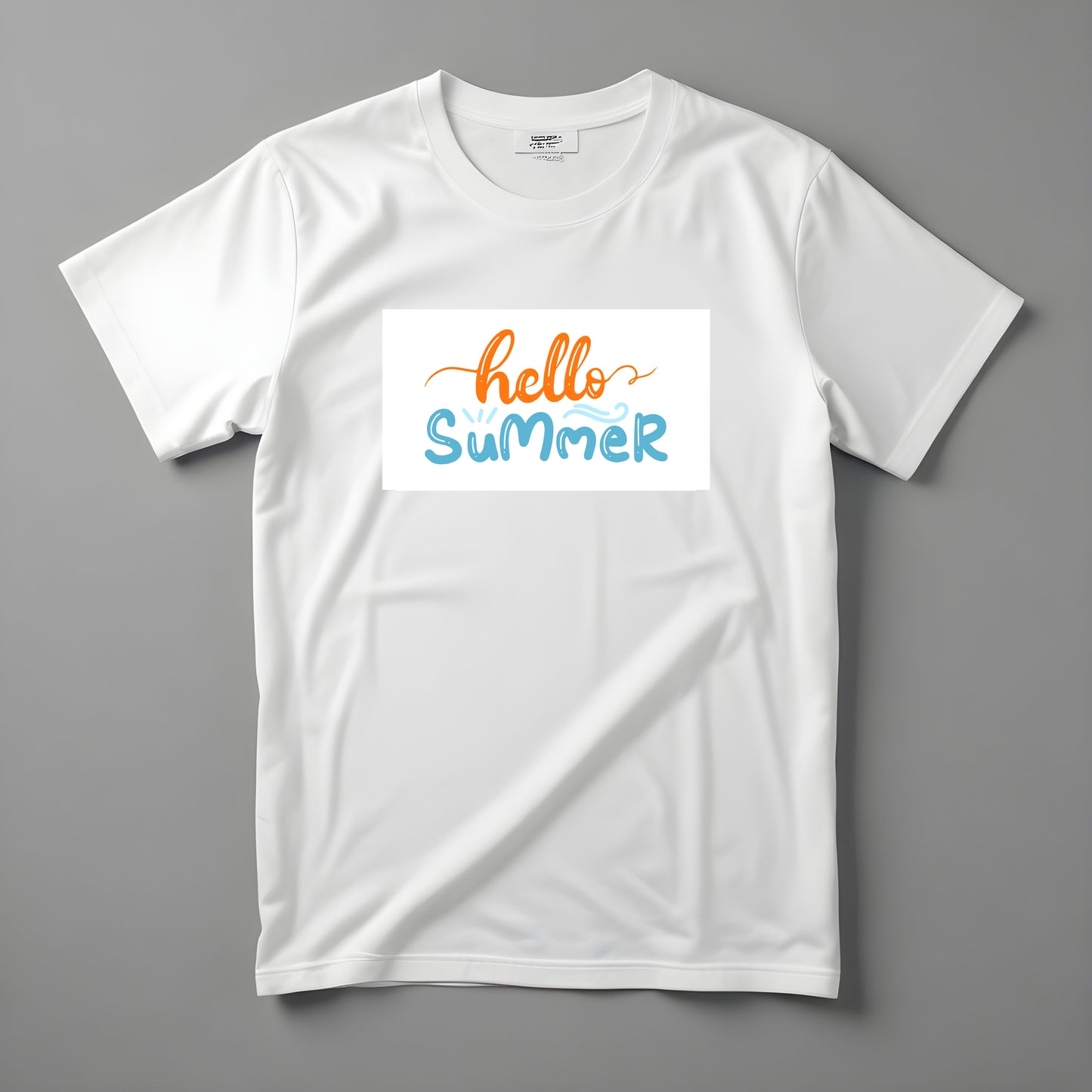 Tricou Kiskedves Hello Summer cu textul scris de mână, portocaliu și albastru, hello summer, fotografiat întins.