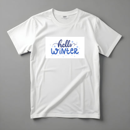 Tricou Kiskedves Hello Winter cu textul albastru scris de mână hello winter și fulgi mici, fotografiat întins.