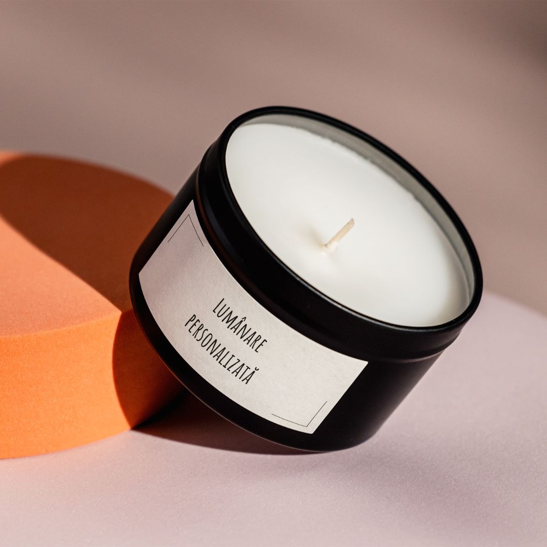 Lumânare din ceară de soia Kiskedves în cutie metalică neagră, cu eticheta „Lumânare personalizată”