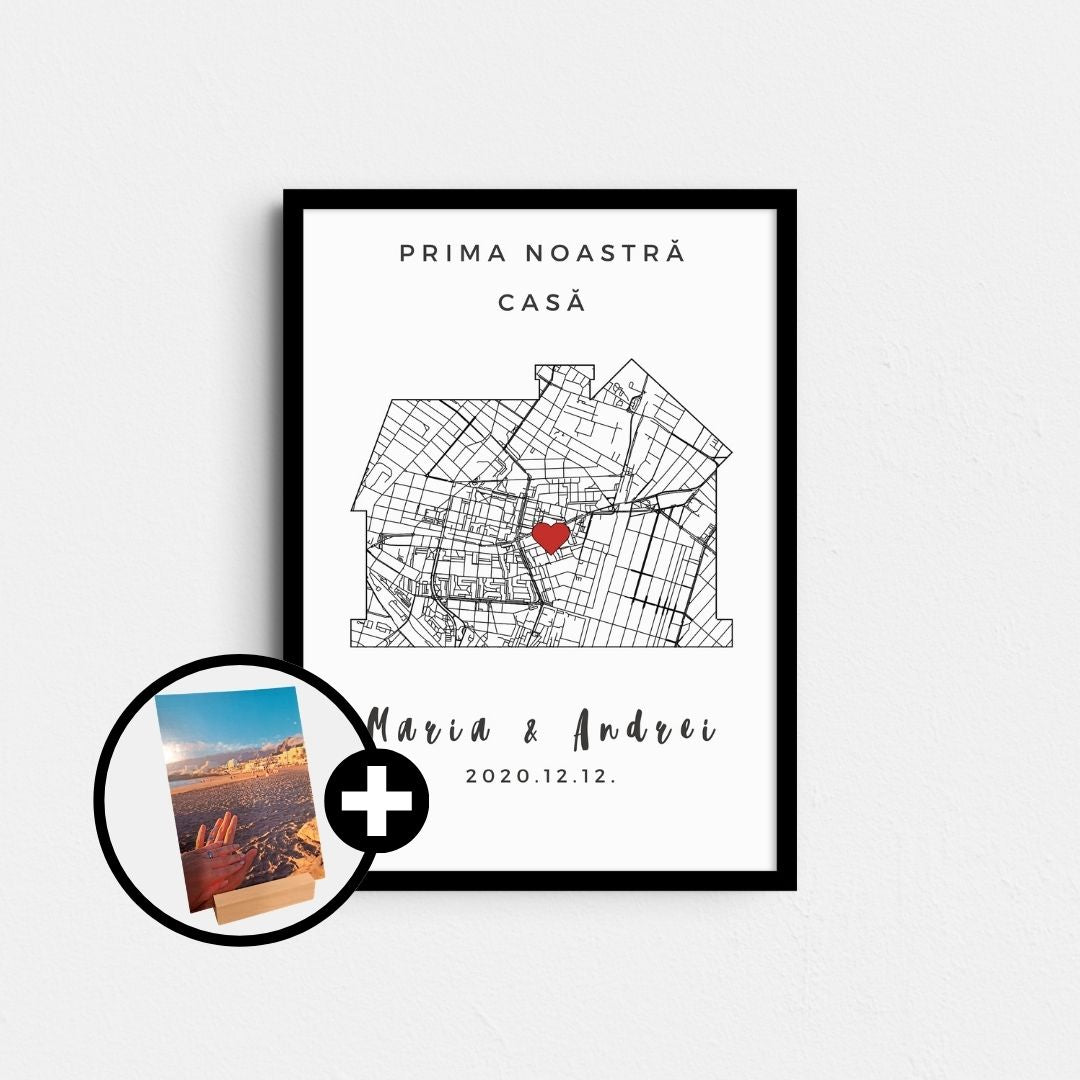Hartă personalizată în formă de căsuță în ramă neagră, cu suport foto din lemn