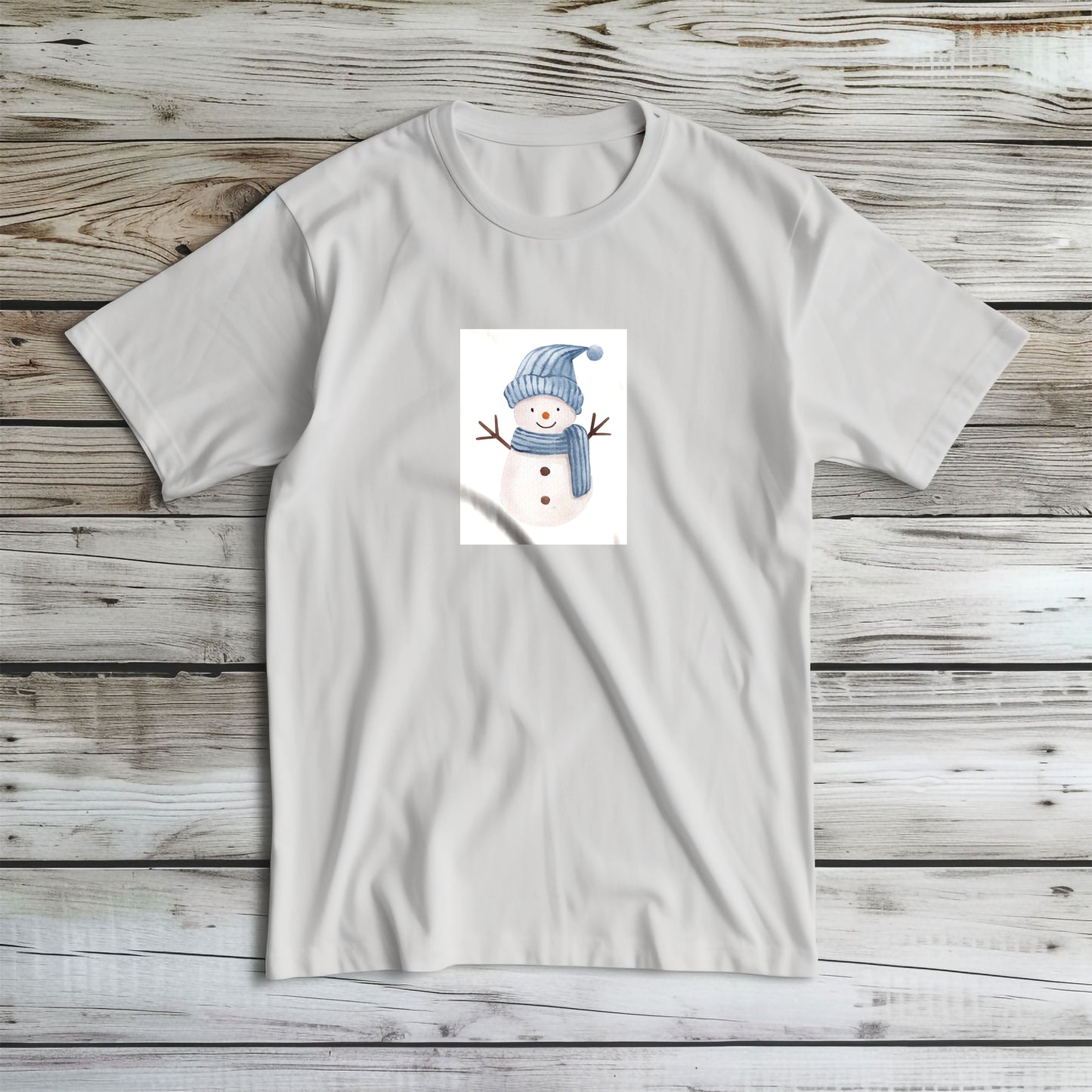 Tricou de iarnă Kiskedves cu un om de zăpadă în acuarelă, cu căciulă albastră în dungi și fular, fotografiat întins.
