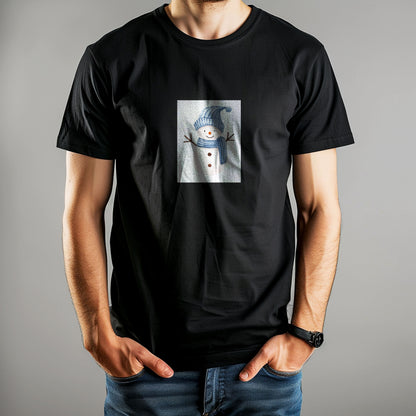 Tricou de iarnă Kiskedves cu un om de zăpadă în acuarelă, cu căciulă albastră în dungi și fular, pe tricou negru.