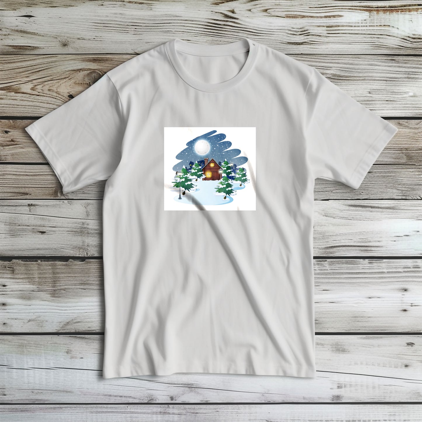 Tricou de iarnă Kiskedves cu o cabană de lemn luminată, brazi ninși și lună plină, fotografiat întins.
