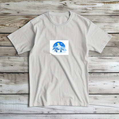 Tricou de iarnă Kiskedves cu vârfuri de munte înzăpezite, soare strălucitor și brazi albaștri, fotografiat întins.