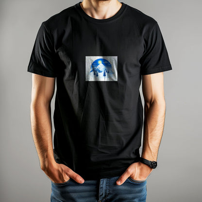 Tricou de iarnă Kiskedves cu vârfuri de munte înzăpezite, soare strălucitor și brazi albaștri, pe tricou negru.
