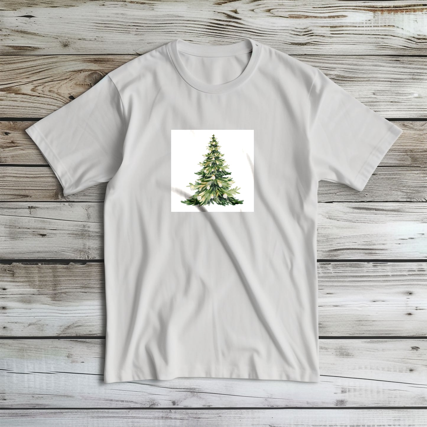Tricou de iarnă Kiskedves cu un brad de Crăciun în acuarelă, luminițe albe și crengi verde deschis, fotografiat întins.