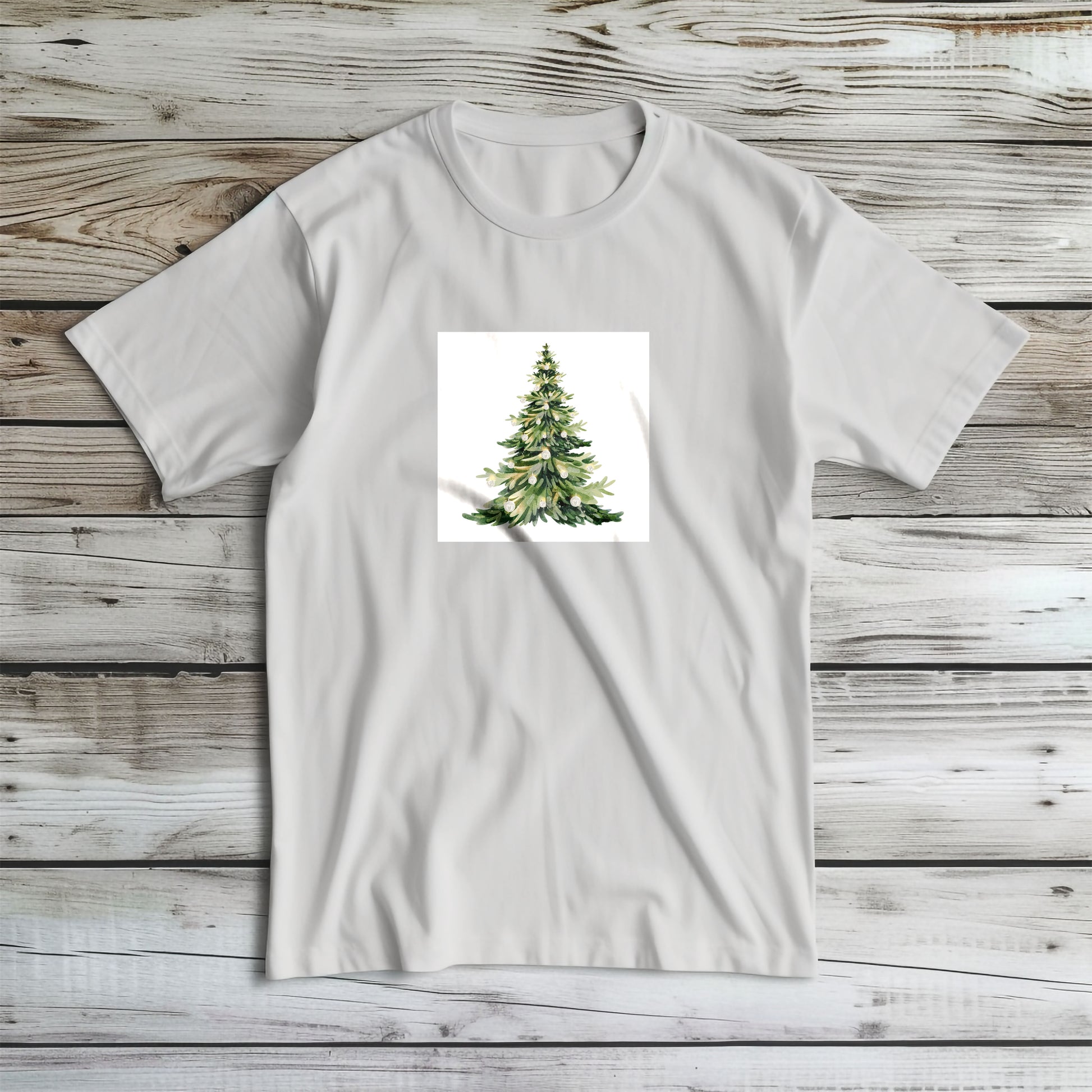 Tricou de iarnă Kiskedves cu un brad de Crăciun în acuarelă, luminițe albe și crengi verde deschis, fotografiat întins.