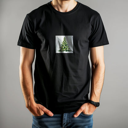 Tricou de iarnă Kiskedves cu un brad de Crăciun în acuarelă, luminițe albe și crengi verde deschis, pe tricou negru.